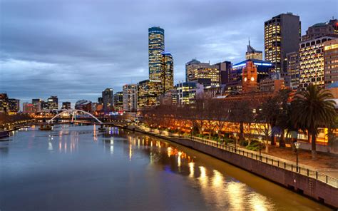 Melbourne overtakes Sydney as Australia's biggest city .